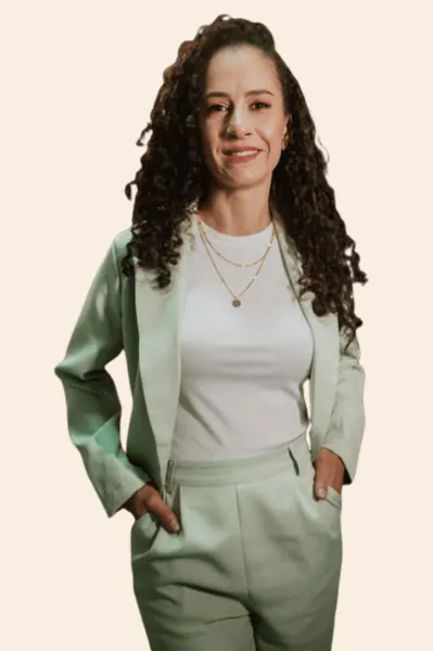 Caroline Gutieres, Terapeuta Capilar e fundadora do Caxiô, sorrindo no salão