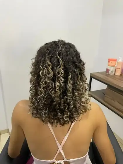 Cabelo cacheado após transformação no Caxiô — cachos definidos e saudáveis