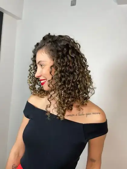 Cabelo cacheado após transformação no Caxiô — volume e definição
