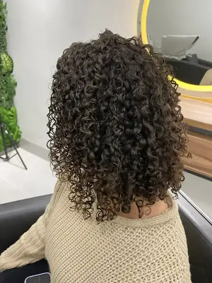 Cabelo cacheado após corte de curvatura no Caxiô